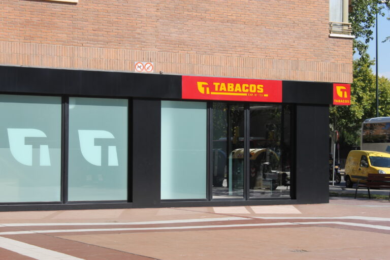 Proyecto de fachada de Estanco en Zaragoza con panel de aluminio