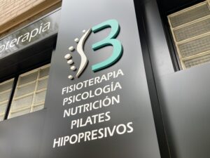 Detalle de forrrado de columna exterior con panel de aluminio negro