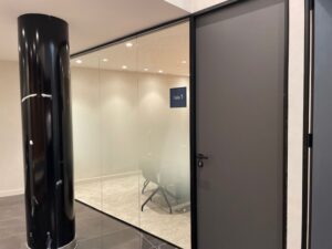 Lámina vinílica degradada en blanco