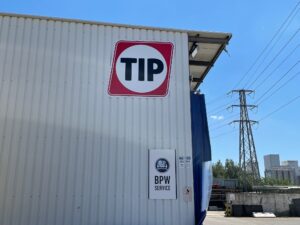 Rótulo TIP en panel de aluminio fresado con forma