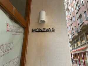 Señalización texto en aluminio lacado con varillas de separación