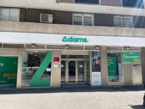 Frente abandejado y rótulo luminoso compuesto por letras corpóreas de aluminio