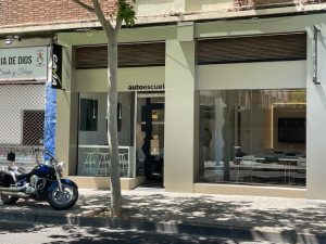 Forrado de fachada en Zaragoza con panel de aluminio color dorado de 4 mm