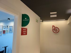 Señalización MOBE en PVC y aluminio lacado + gráfica en vinilo de corte blanco