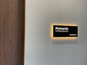 Rótulo luminoso señal fresada con iluminación interior LED cálida