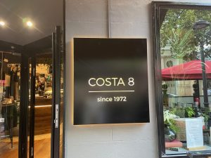Rótulo luminoso con textos fresados y iluminación interior LED cálida en C Costa de Zaragoza