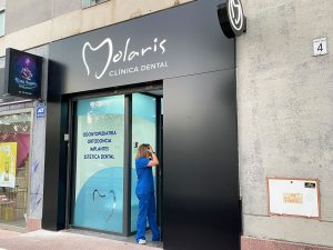 Forrado de fachada con rótulo luminoso LED integrado