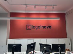 Rótulo corpóreo LEGALNOVA PVC y metacrilato