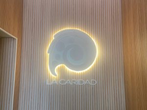 Rótulo corpóreo de aluminio lacado con iluminación LED cálida interior